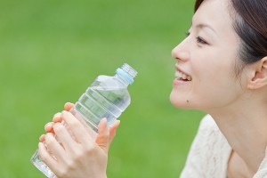Uống nước giúp thanh lọc cơ thể, phòng ngừa và điều trị mụn thịt