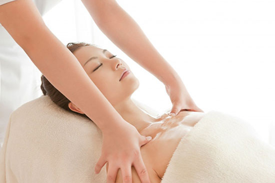 Massage ngực để ngực mềm mại