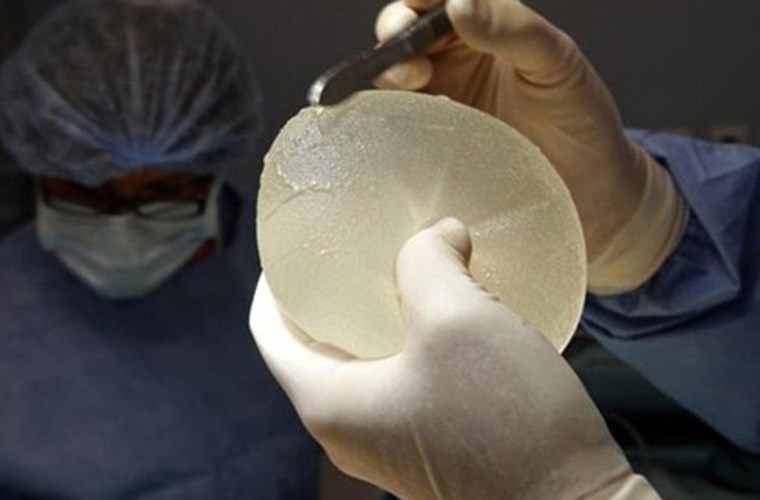 Phẫu thuật nâng ngực bằng silicon từng bị cấm 