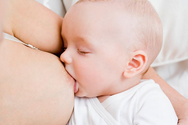 Mang thai và cho con bú là nguyên nhân khiến ngực bị chảy xệ